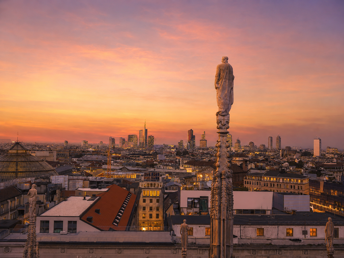 Vista reale di Milano dalle terrazze del Duomo verso i grattacieli di Porta Nuova